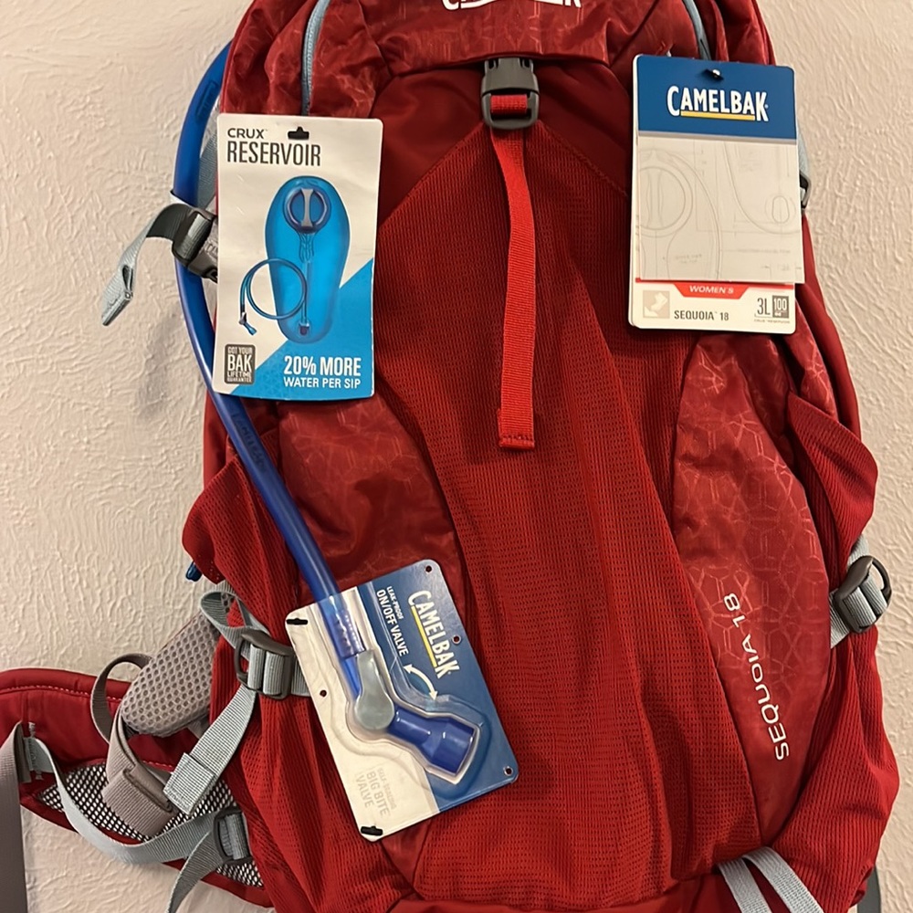NWT Red CamelBak Women’s Sequoia 18 Hydration Pack - Picture 3 of 4